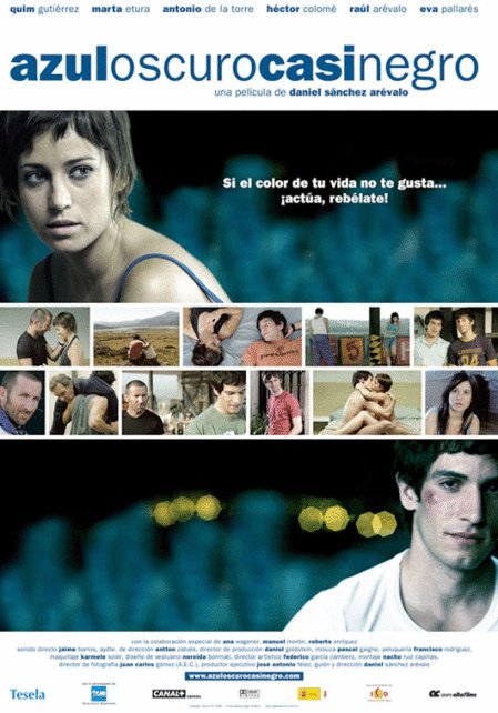 L'affiche originale du film Azuloscurocasinegro en espagnol